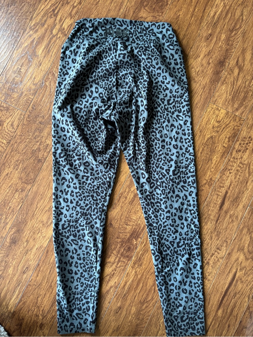 PINK Victoria's Secret Black/Gray Leopard Print Leggings